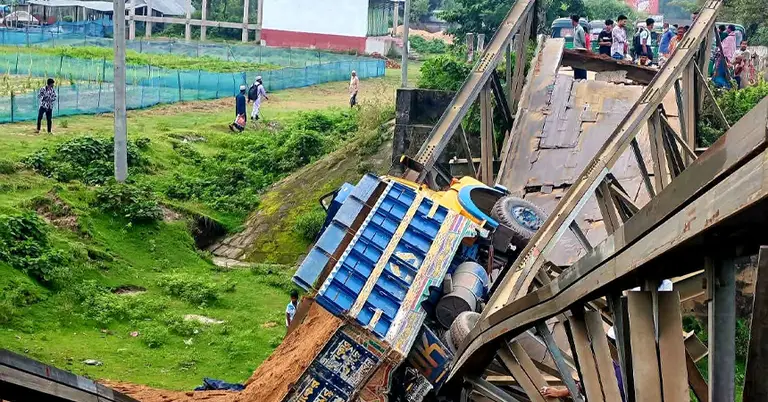 ট্রাকসহ ব্রিজ ভেঙ্গে পড়া ব্রিজ